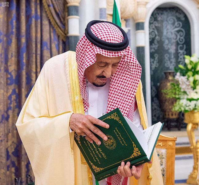 الملك سلمان يتسلم التقرير السنوي لديوان المحاسبة