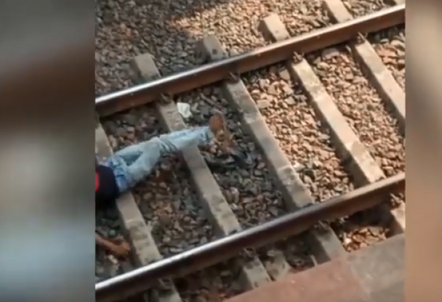 فيديو.. لحظة استلقاء شاب متهور تحت عجلات القطار