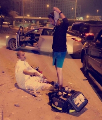 مسعف يكشف لـ”المواطن” تفاصيل إنقاذ مسن وسط الطريق بـ #الخبر