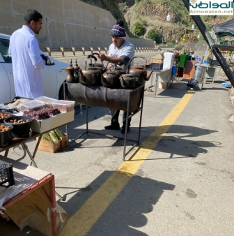 شاهد.. جامعيون يمتهنون البيع في الطرقات !