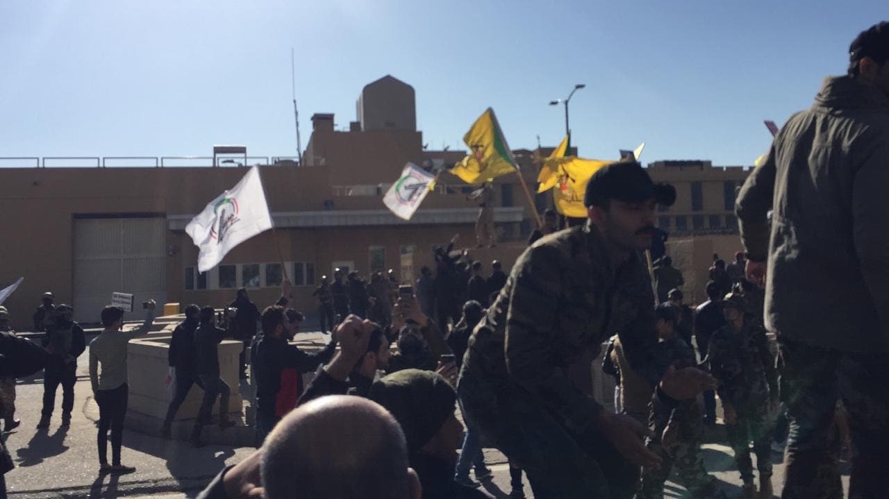فيديو وصور.. موالون لإيران يحاولون اقتحام سفارة أمريكا ببغداد