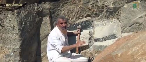 فيديو..  العم جبران يصنع الأواني من الحجر
