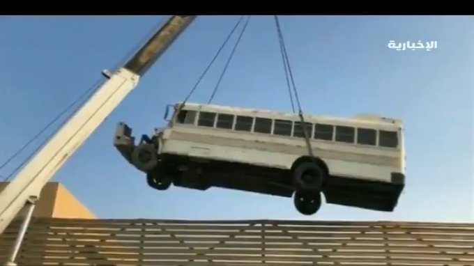 فيديو.. طالبات يحولن حافلة متهالكة إلى تحفة تعليمية للأطفال