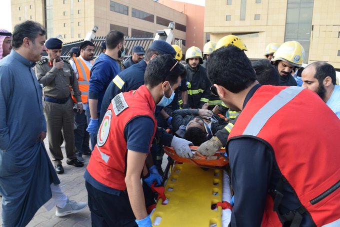 فيديو.. احتجاز موظفي أمن بعد انهيار سقف مواقف جامعة المعرفة