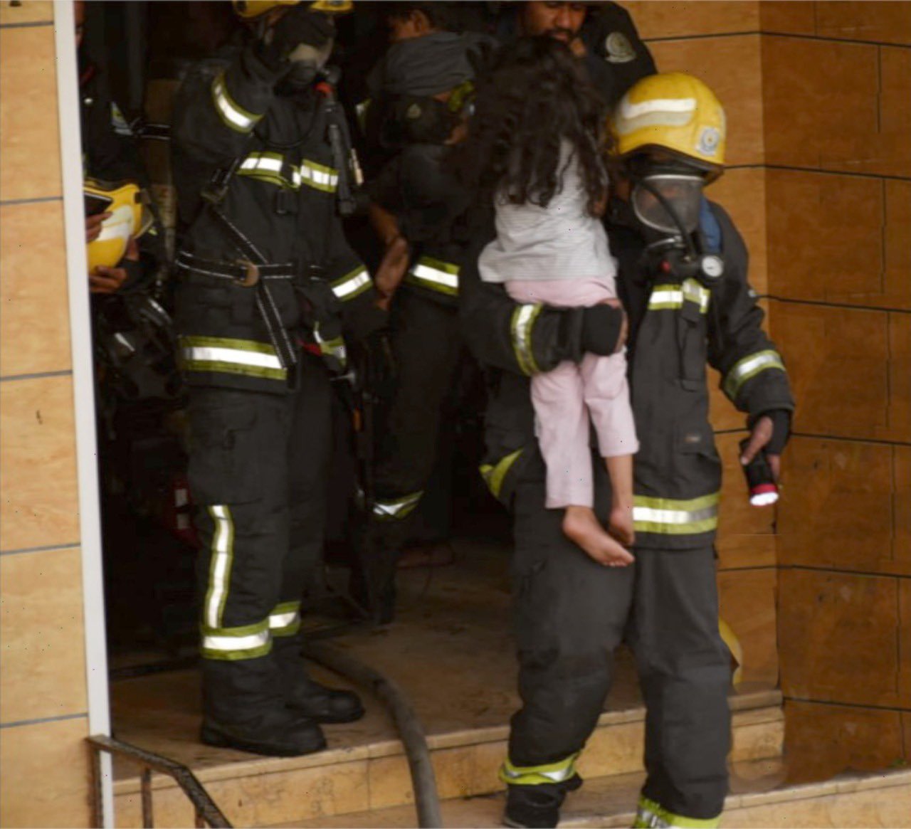 إصابة 11 بينهم 6 أطفال في حريق بناية بمكة