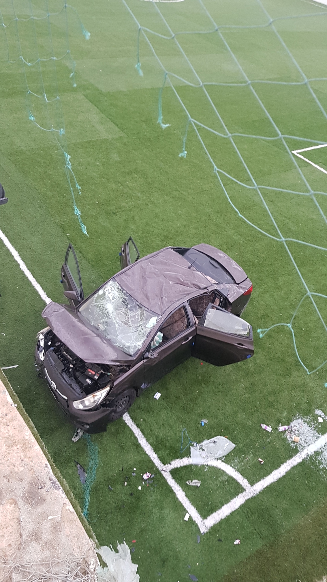 سقوط سيارة داخل ملعب في الباحة