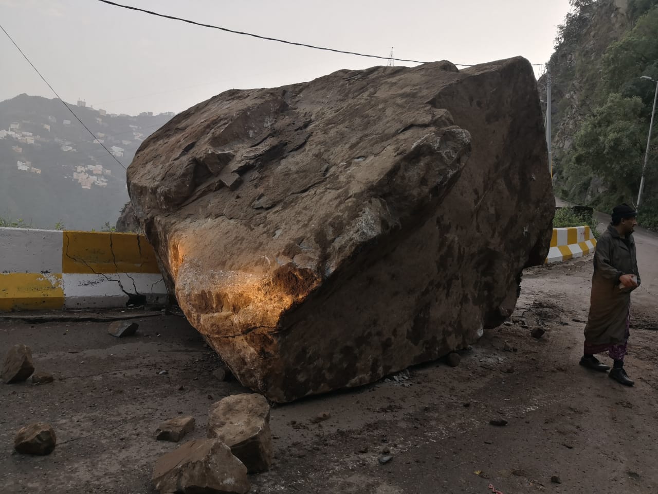 متضرر من انهيار فيفا لـ”المواطن”: الصخور حاصرتنا وعطلت مصالحنا