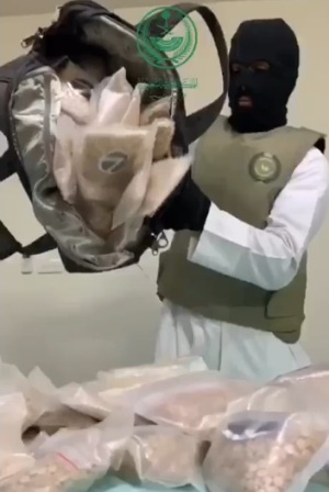 فيديو.. مطاردة تنتهي بضبط كمية ضخمة من الكبتاجون بالرياض