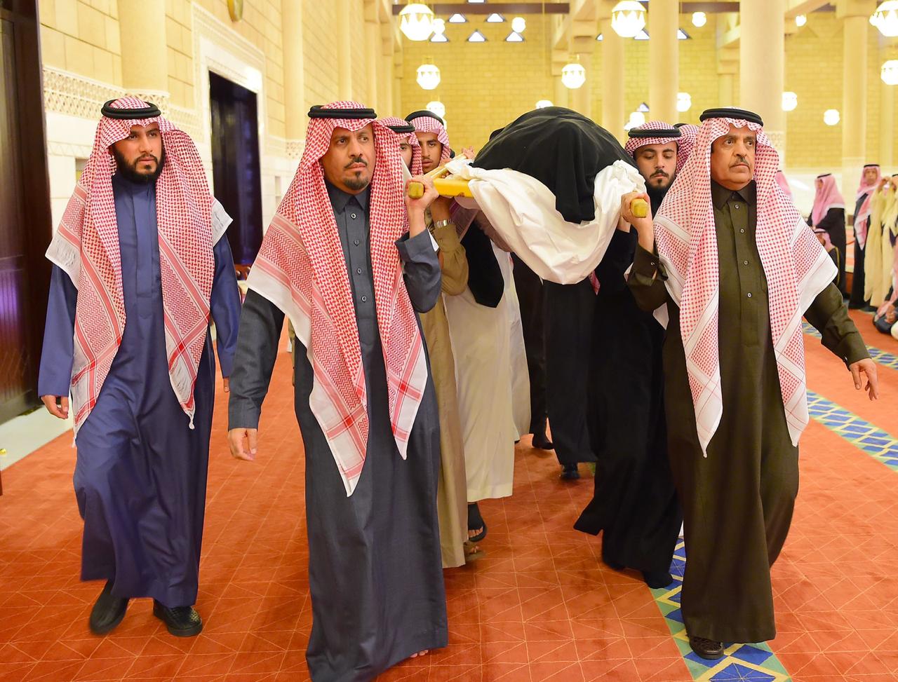 أمير الرياض يتقدم المصلين على الجوهرة بنت عبدالعزيز آل مقرن