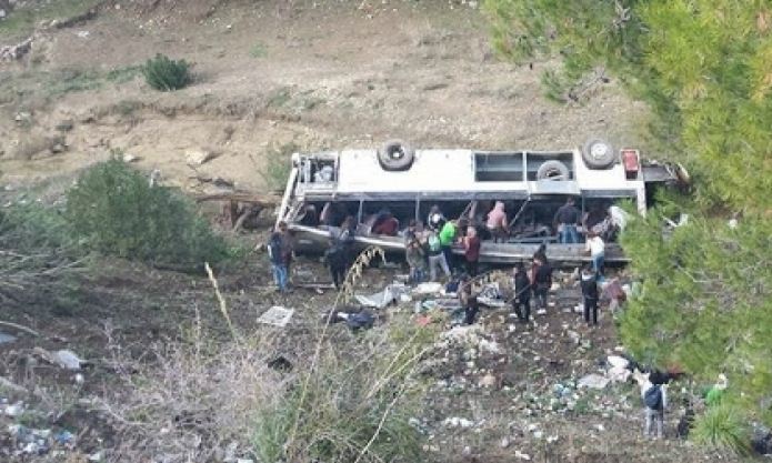فيديو وصور.. ارتفاع قتلى حادثة الحافلة بتونس إلى 26