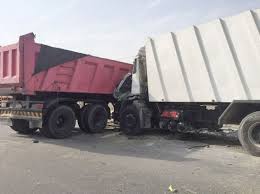 إصابة شخص بتصادم شاحنتين على طريق الطائف – الرياض