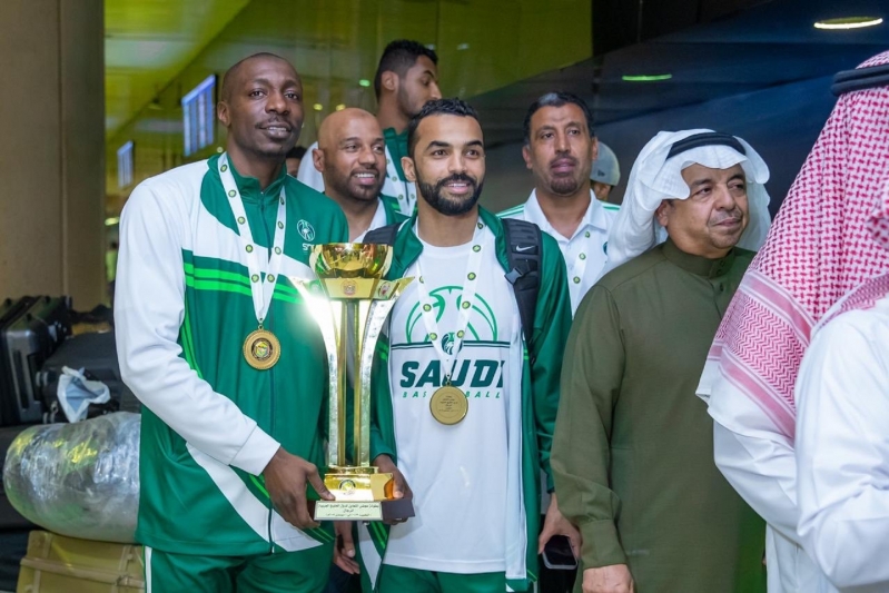 أخضر السلة يصل الرياض بكأس البطولة الخليجية - المواطن