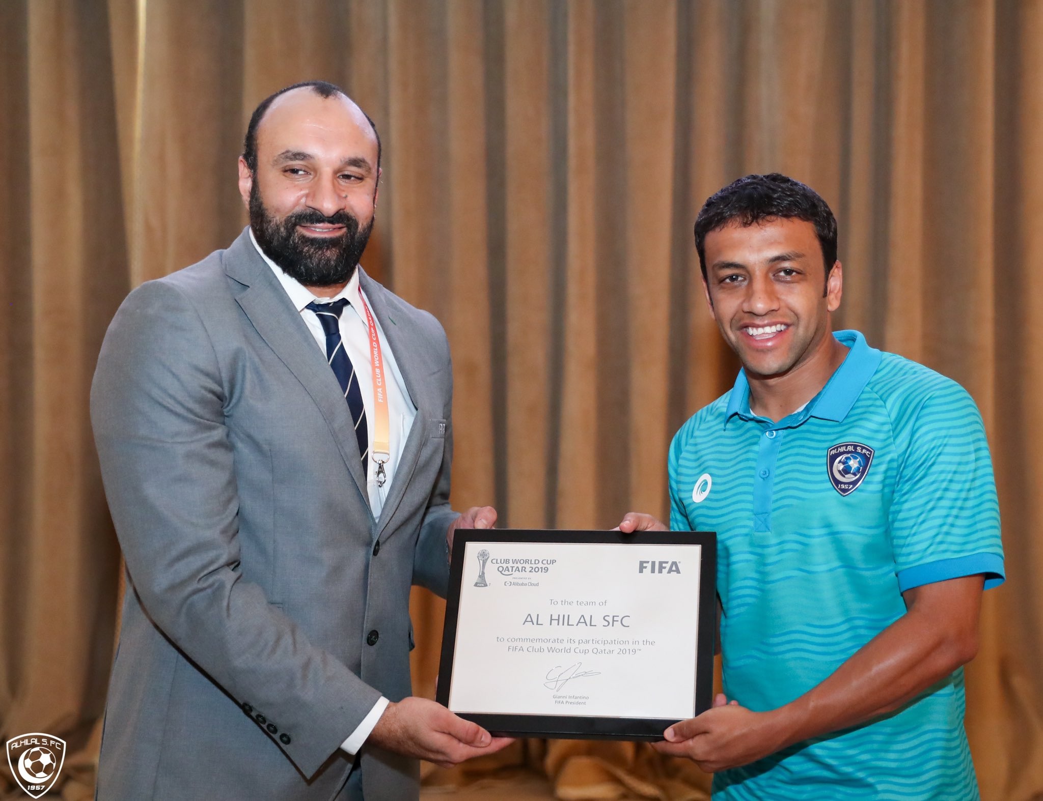 فيفا يسلم #الهلال شهادة المشاركة في كأس العالم للأندية