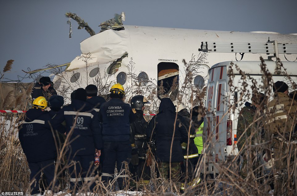 مصابو الطائرة الكازاخستانية يطلبون المساعدة من تحت الأنقاض