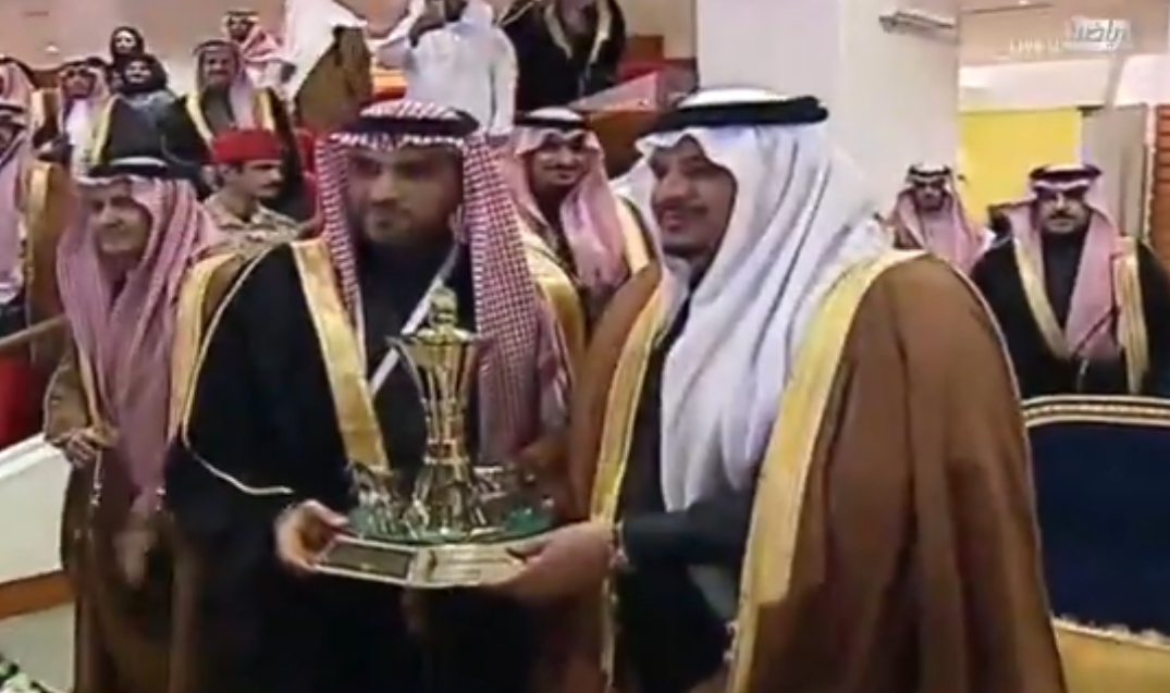 نائب أمير الرياض يُسلّم كأس ولي العهد للإنتاج لـ العماج