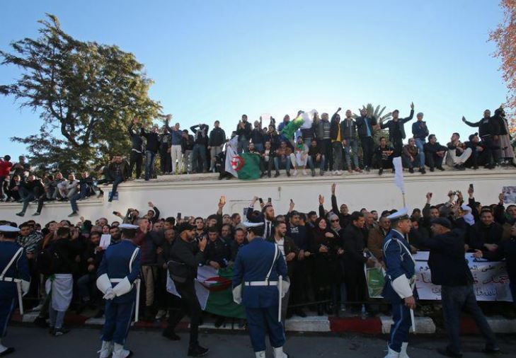 فيديو وصور.. الآلاف يشيعون قايد صالح : وداعًا أسد الجزائر