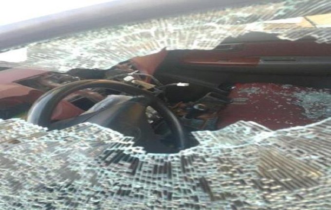 ضبط مواطن يسرق محتويات السيارات بعد تهشيم زجاجها بالقصيم