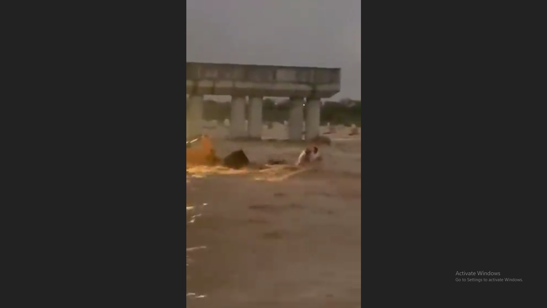 فيديو.. السيول تجرف 3 أشخاص في القنفذة