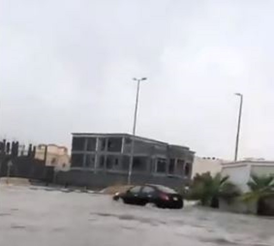 فيديو.. المياه تغمر شوارع #الدمام الآن وتفضح مشروعات الصرف