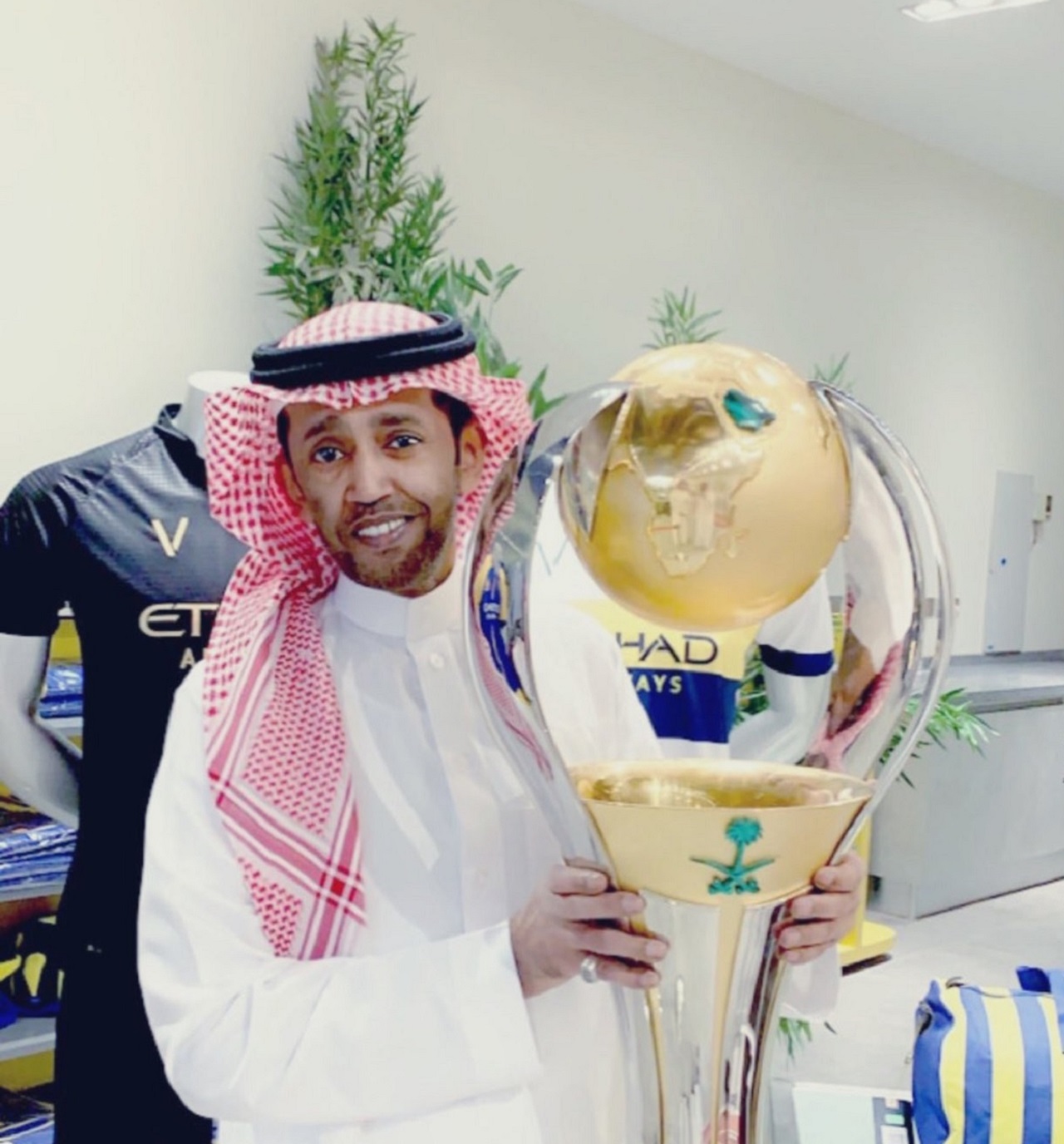 بغلف يدعم النصر بمليون و500 ألف ريال