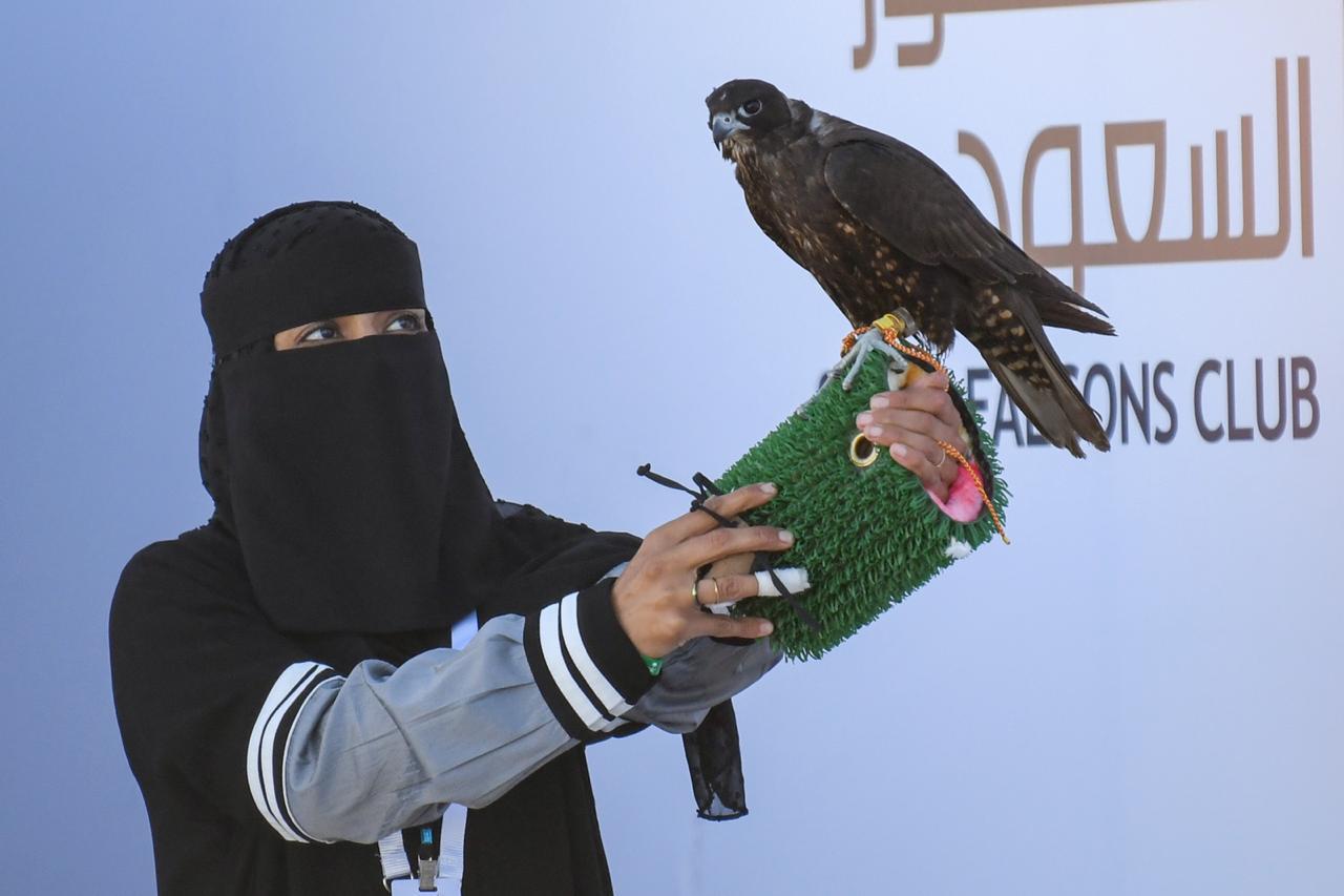 عذاري الخالدي أول سعودية تشارك بمهرجان الملك عبدالعزيز للصقور