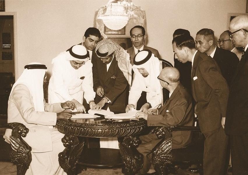 لقطات من توقيع الامتياز النفطي بحضور الملك سعود قبل 61 عاماً