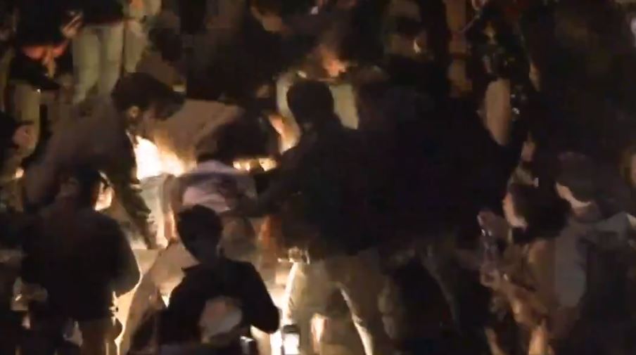 فيديو.. متظاهر لبناني يشعل النار في نفسه