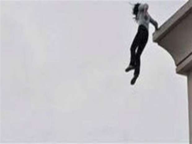 لحظة إنقاذ شاب حاول الانتحار من أعلى جسر بالعراق