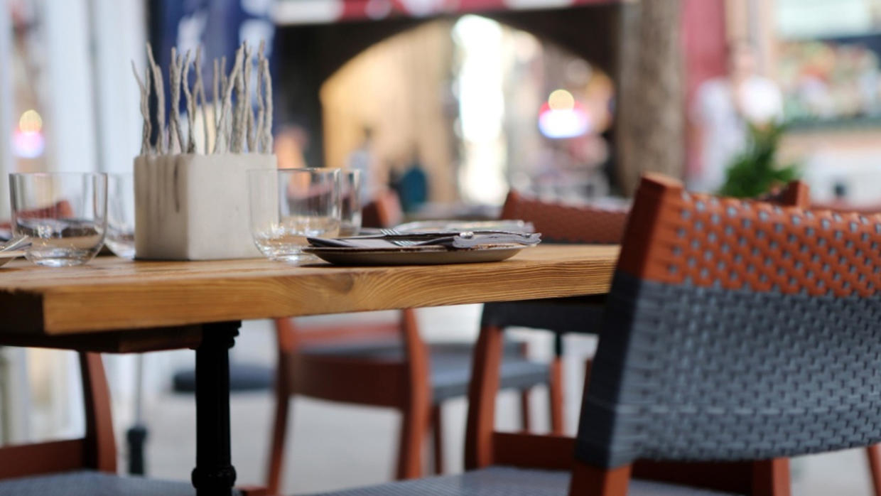 إجراءات احترازية في المطاعم والمقاهي.. 4 على الطاولة بحد أقصى وممنوع التكدس