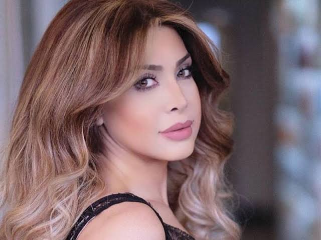 نوال الزغبي تعثرت بمكبرات الصوت فسقطت على المسرح!