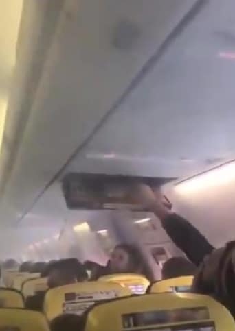 لحظات مرعبة داخل طائرة انتشر الدخان بها في الأجواء
