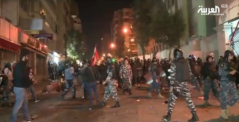 فيديو.. عمليات كر وفر في بيروت واعتقالات بصفوف المحتجين