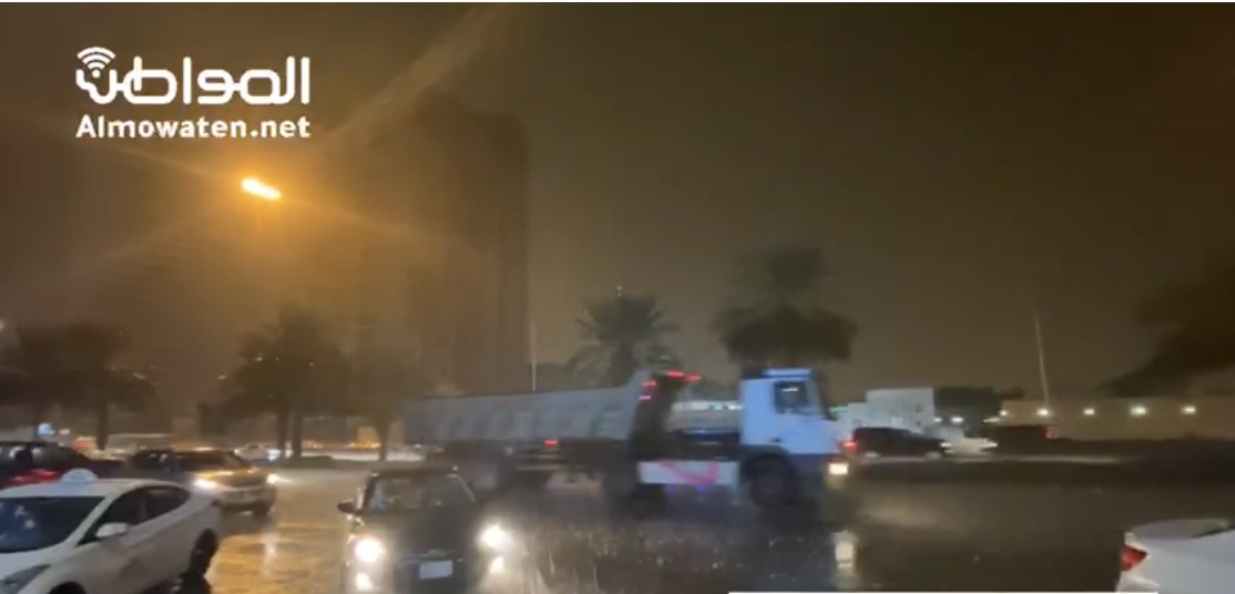 شاهد الفيديو.. أمطار غزيرة وزخات من البرد على الرياض