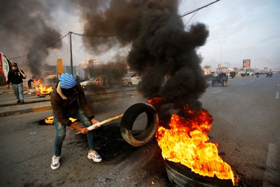 فيديو.. متظاهرون يقطعون الطرق في العاصمة العراقية