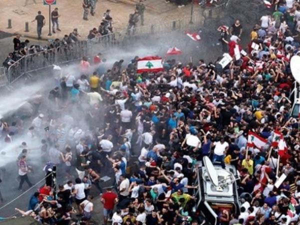 صور.. 400 جريح في اشتباكات بين المتظاهرين وقوات الأمن بلبنان