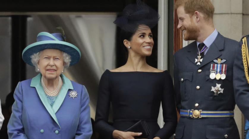 الملكة إليزابيث تحسم قرارها بشأن خروج هاري وميغان من الأسرة