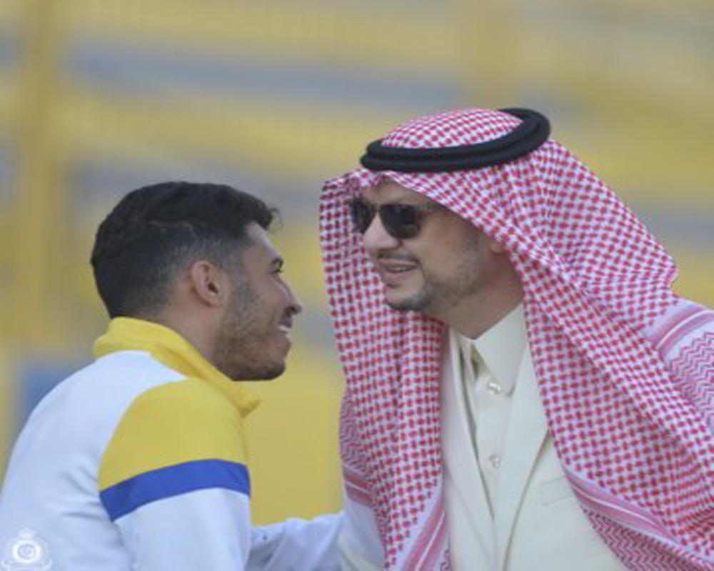 فيصل بن تركي يُحفز نجوم النصر قبل السوبر