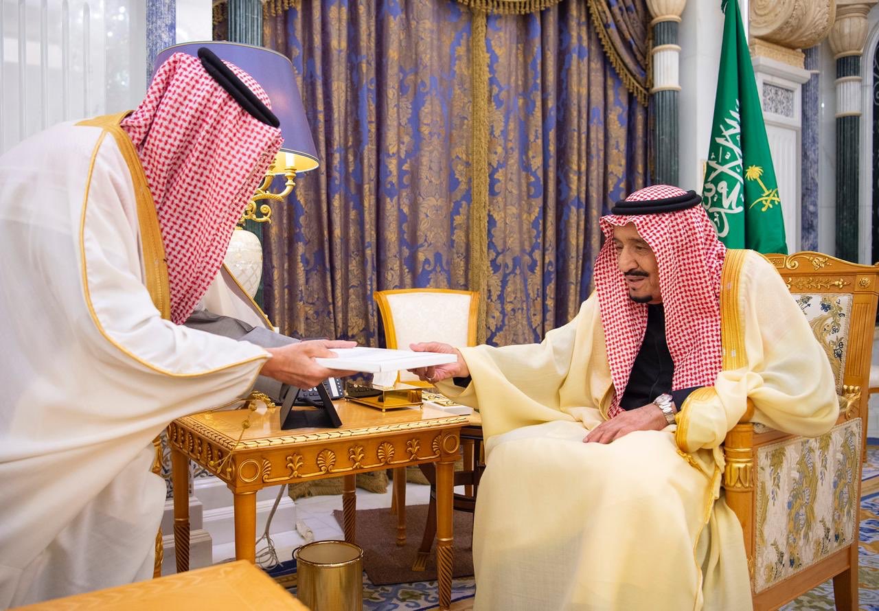 خادم الحرمين يتسلم رسالة من ملك البحرين