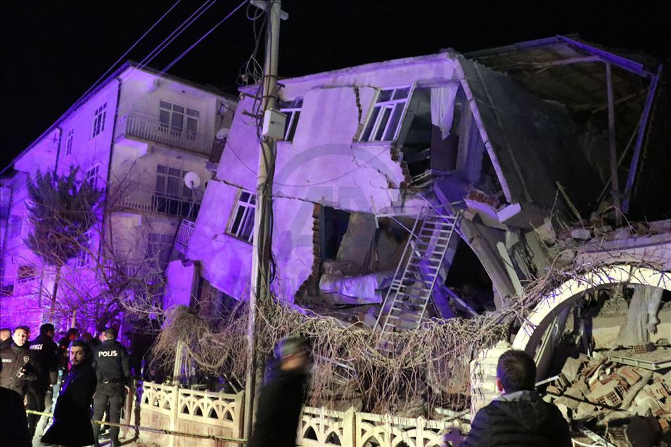 فيديو وصور.. ارتفاع ضحايا زلزال تركيا لـ226 قتيلًا ومصابًا