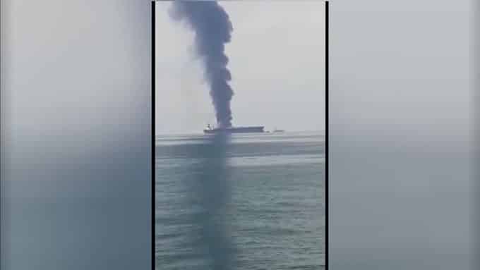 فيديو.. حريق هائل على متن ناقلة نفط قبالة سواحل الإمارات