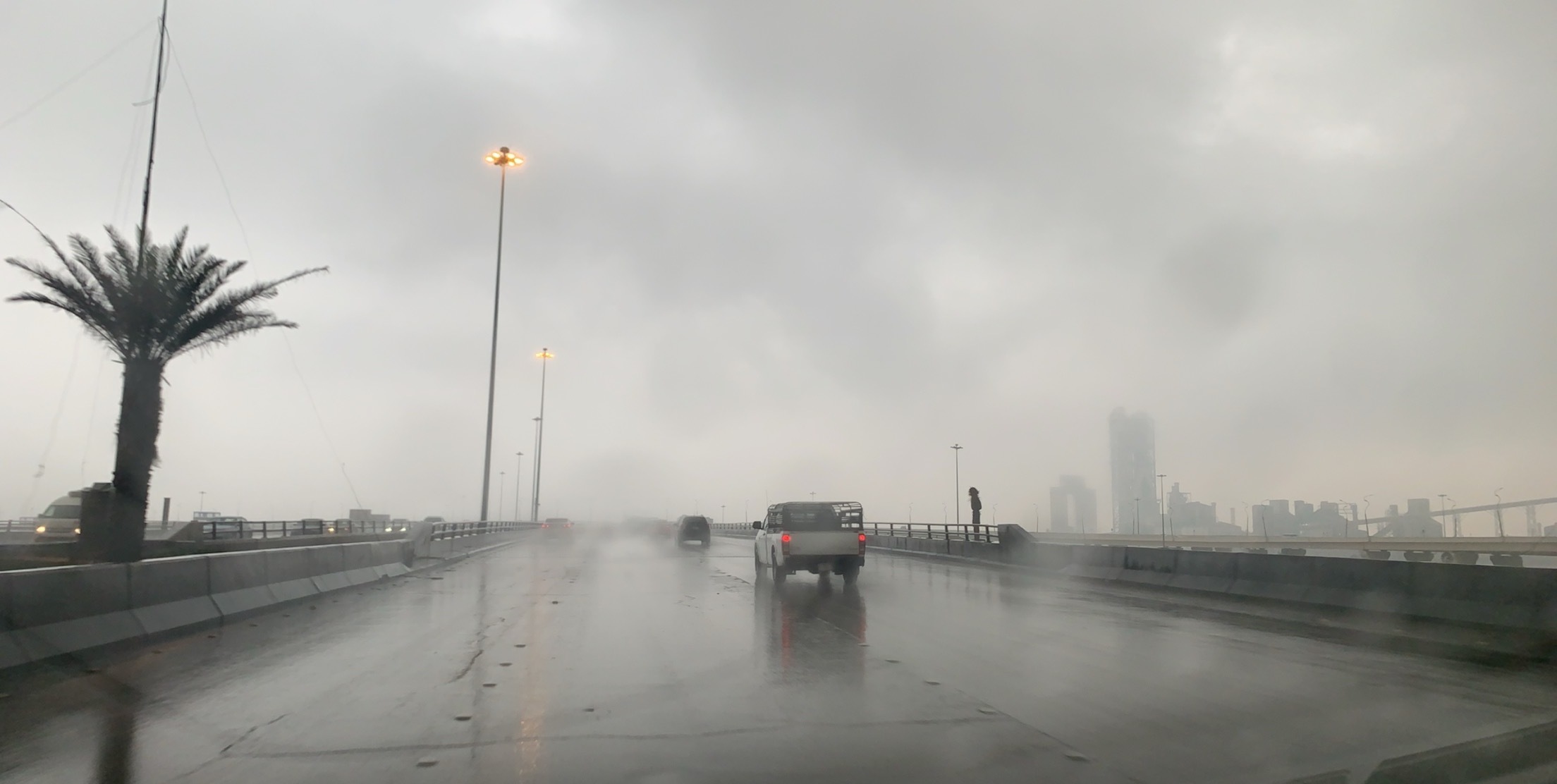 الدفاع المدني يحذر أهالي الرياض من أمطار غزيرة وأتربة