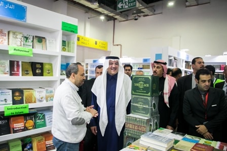 السفير نقلي يزور جناح المملكة بمعرض القاهرة للكتاب