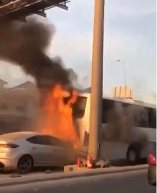 فيديو.. احتراق سیارة وحافلة بتصادم مروع على طريق الملك عبدالله