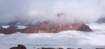 آية في الجمال.. الثلوج تغطي جبال وأودية نيوم