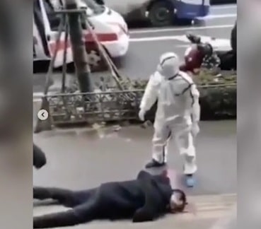 بالفيديو.. تساقط المصابين بـ كورونا الجديد في شوارع الصين