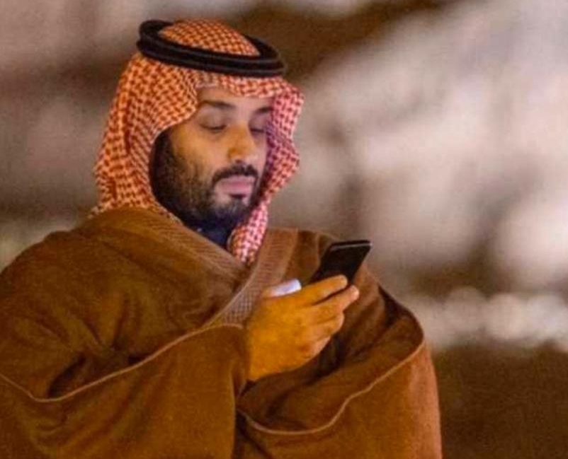 صورة عفوية لولي العهد وهو يتصفح هاتفه