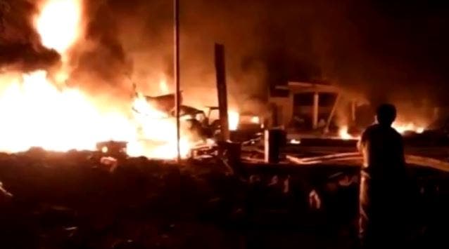 فيديو وصور جريمة الحوثي الإرهابية.. مقتل 75 في قصف مسجد