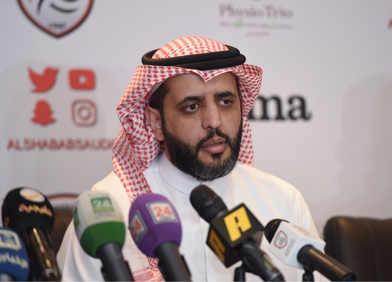 العقيل لرئيس التعاون: تمنيت لو ترد بالحجة لا بالهجوم