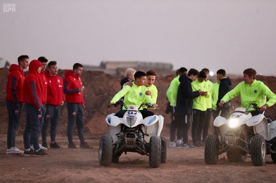 الأجواء البرية والأكلات الشعبية تجمع فرق كأس القادة السعودي