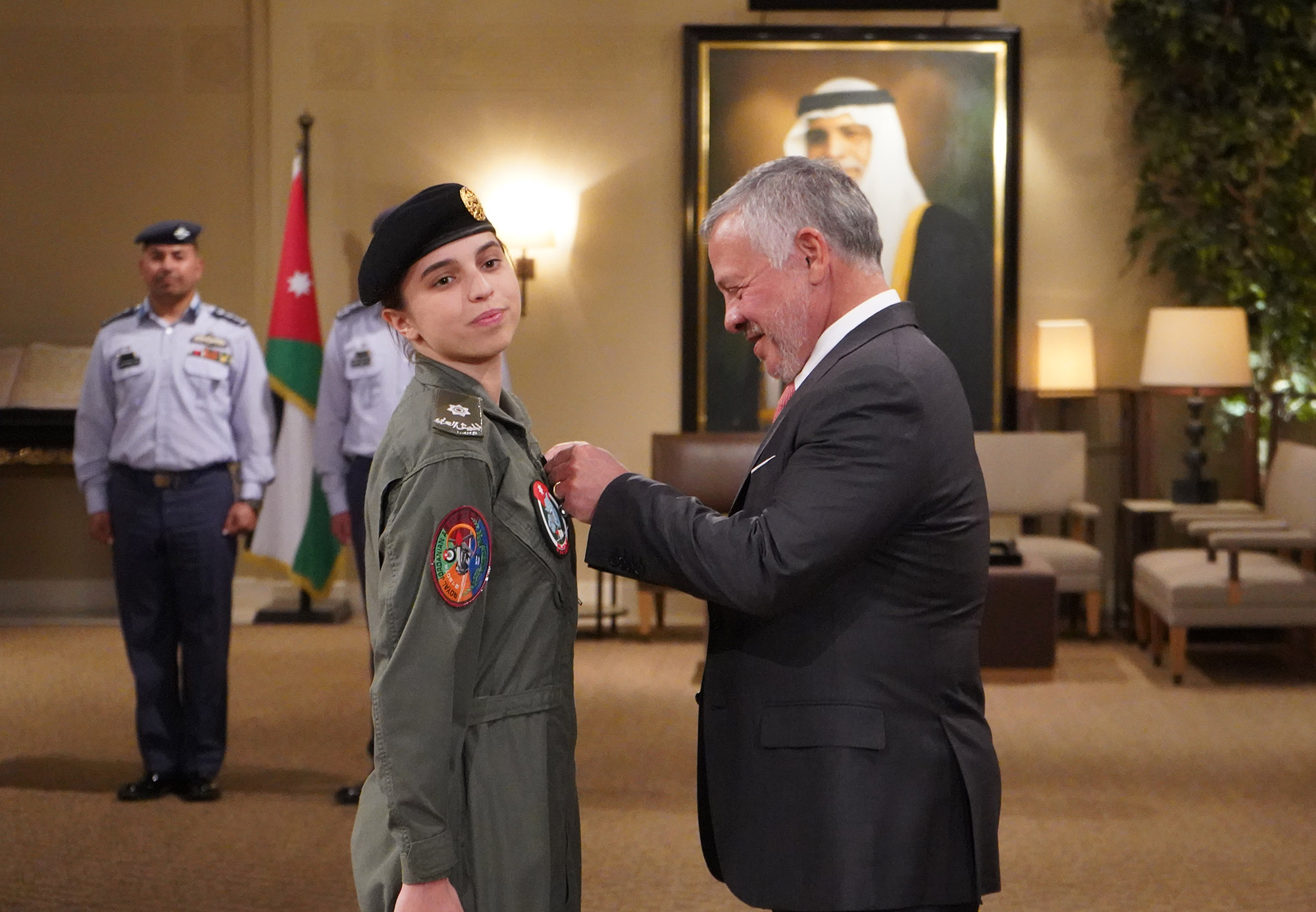 صور.. ملك الأردن يقلد ابنته الأميرة سلمى جناح الطيران
